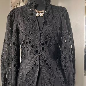🖤HIGH FASHION. LACE BUTTON UP STATEMENT BLOUSE🖤 BEAUTIFUL DETAIL. PUFF SLEEVES